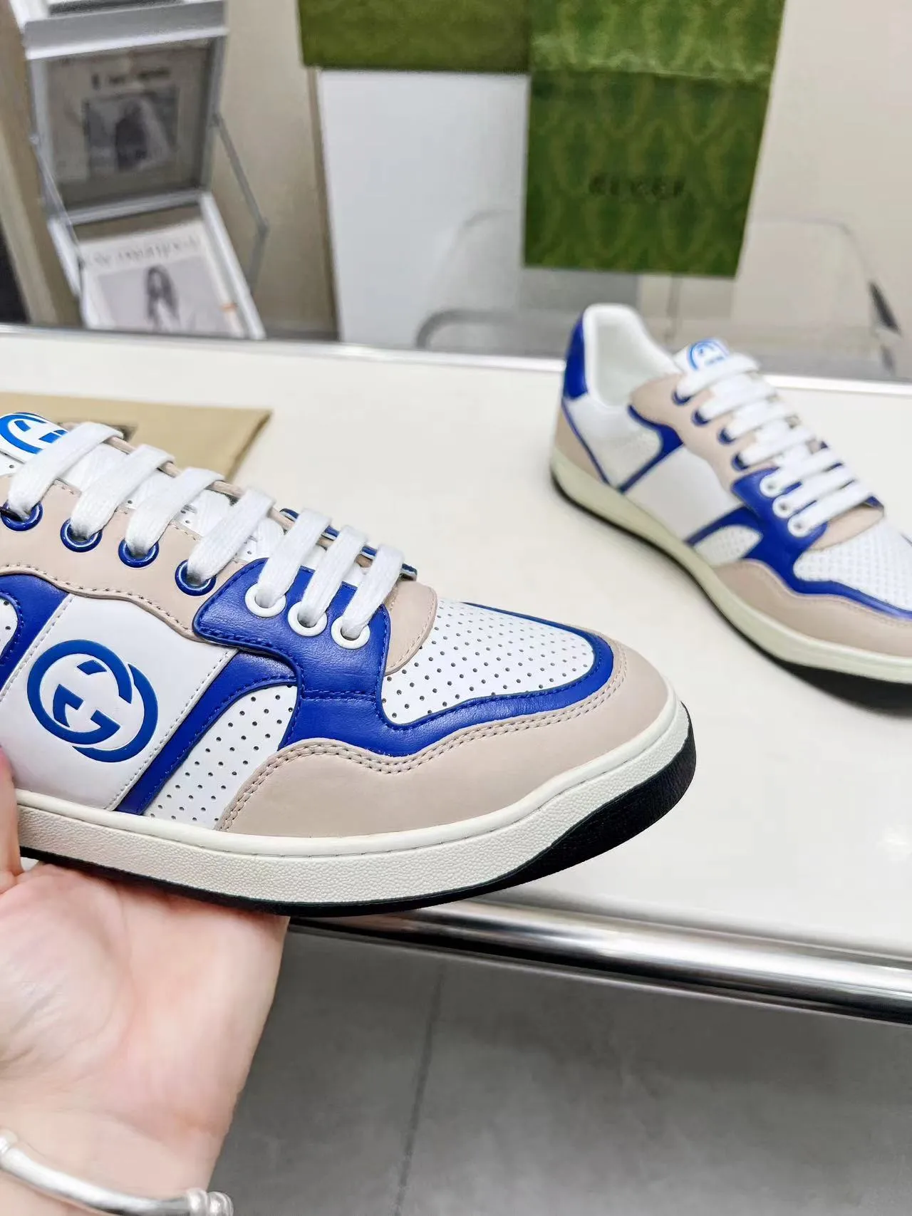 P620 💞💞Gucci G Home’s latest popular sports shoes, couple’s style, casual, retro white shoes 🌸🌸🌸 New popular series. The exquisite and compact interlocking double G logo romantically interprets the aesthetic concept of this series. Made of off-white leather, retro inspiration is cleverly blended into the sneaker design to reinterpret the brand logo. Exquisitely packaged at the delivery counter 🛍📦 ▪️Fabric: Original custom-made imported first-layer cowhide leather ▪️Lining: Original custom-made imported cowhide lining ▪️Outsole: Original molded two-color TPU outsole ▪️Size: Women's 35-40 / Men's 39-45